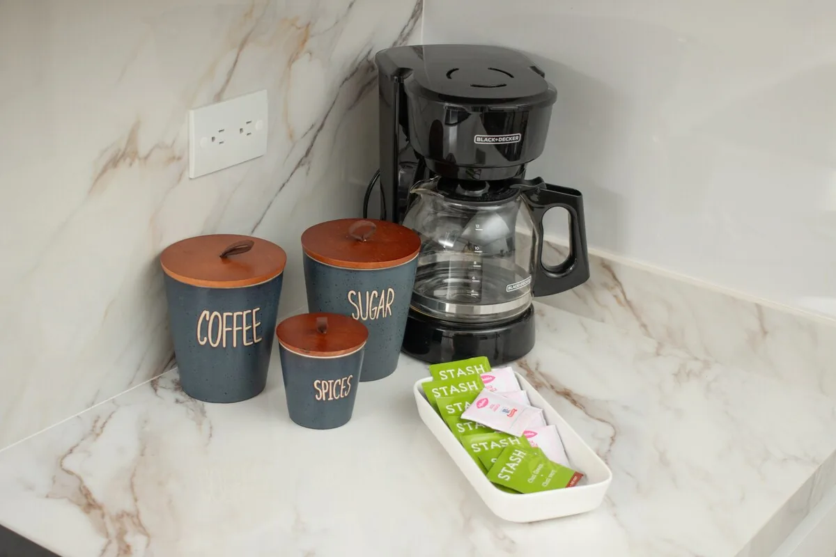 Cafetera de filtro y botes de café y azúcar en la cocina