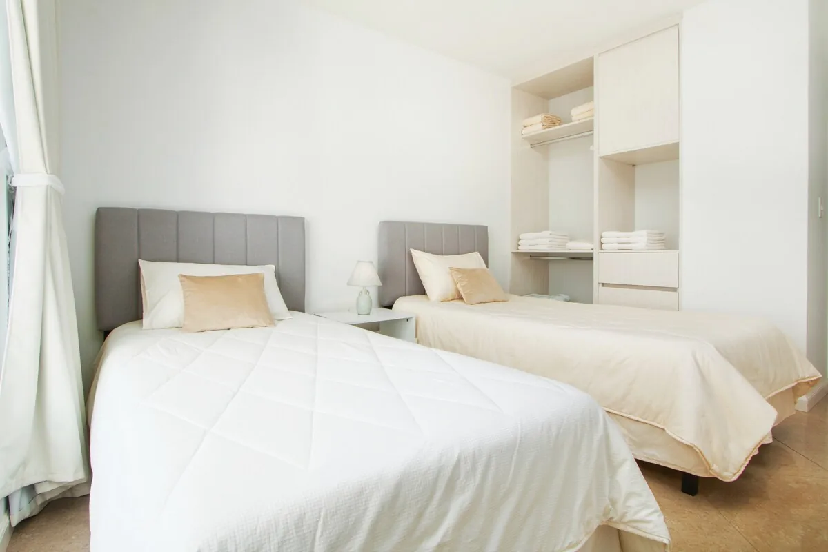 Habitación con dos camas individuales y armario, apartamento en Margarita