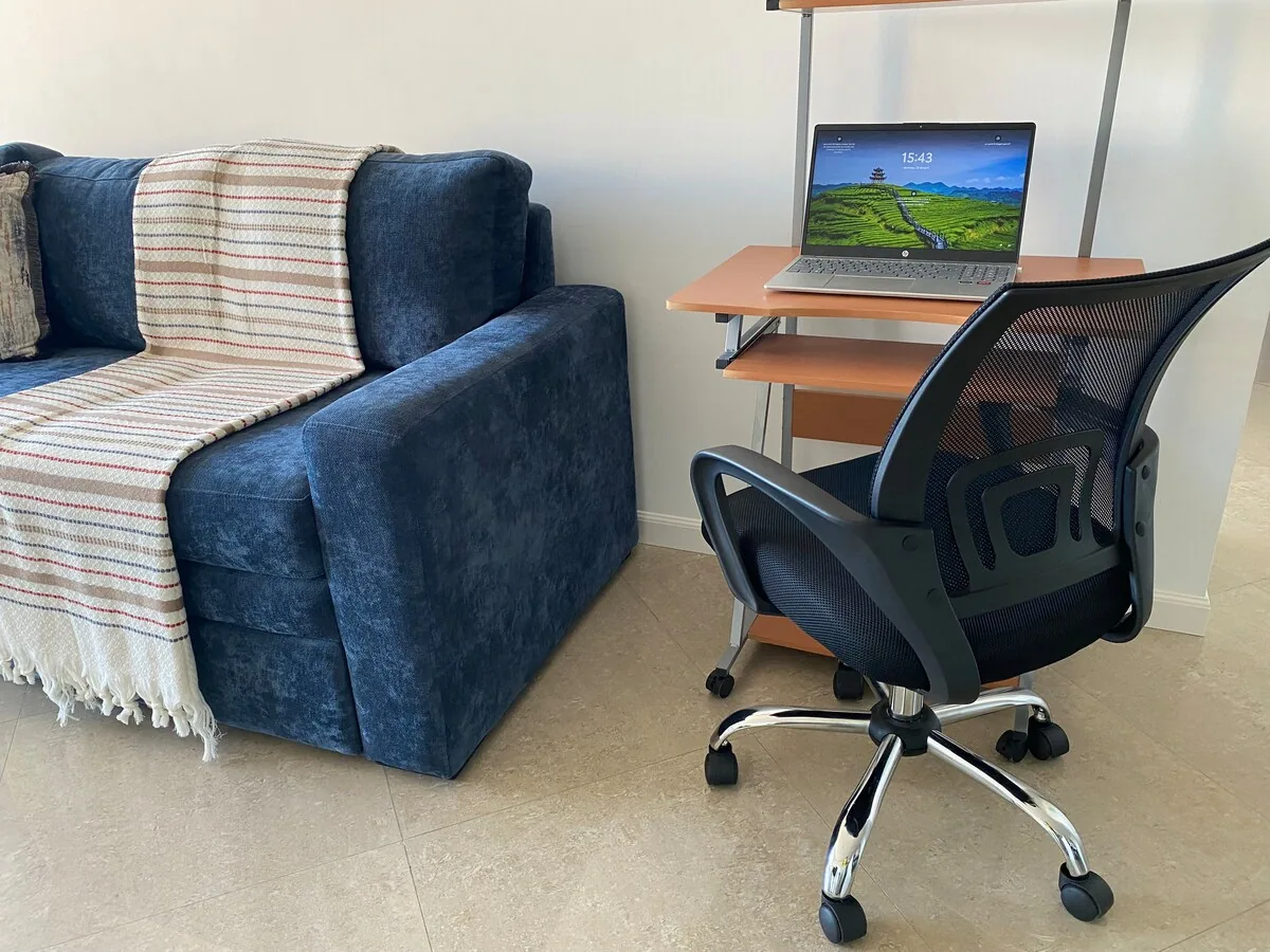 Zona de trabajo con escritorio y silla ergonómica para teletrabajar en Margarita