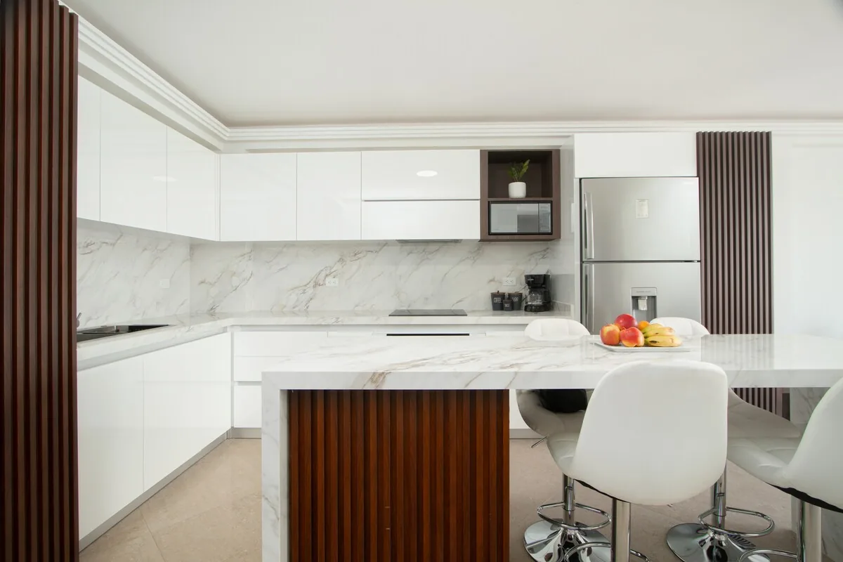 Cocina totalmente equipada con isla y encimera marmolada en Pampatar