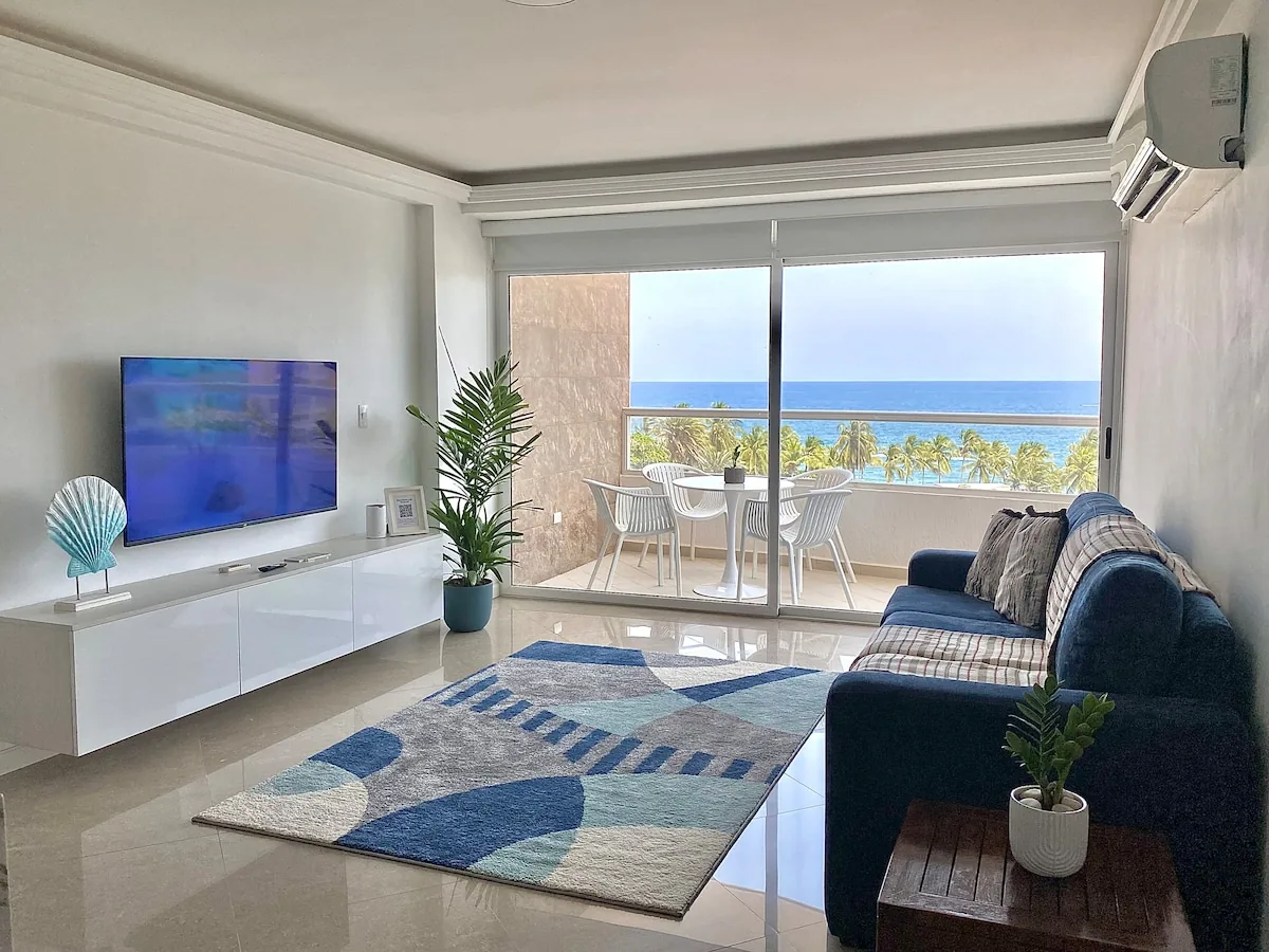 Salón del apartamento con ventanal al mar