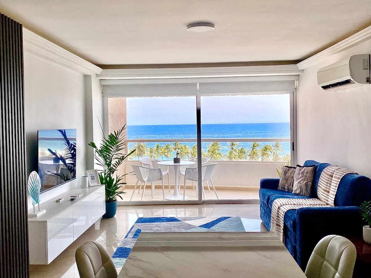 Salón luminoso con salida al balcón y vista al mar en Pampatar