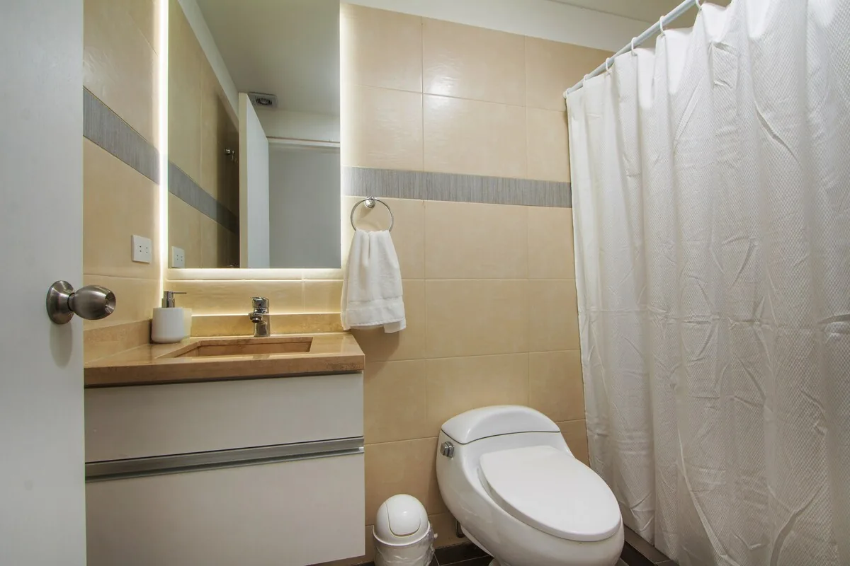 Segundo baño completo con ducha del apartamento en Pampatar