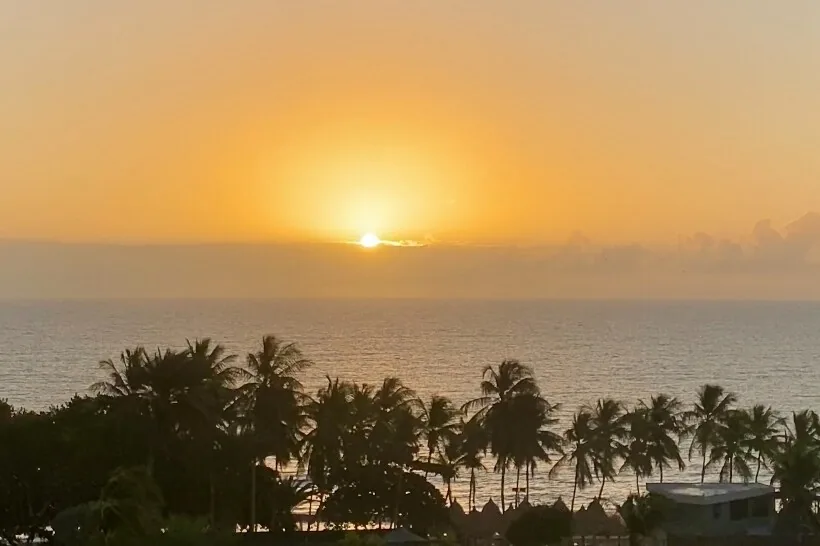 Puesta de sol sobre el mar Caribe entre palmeras en Isla de Margarita