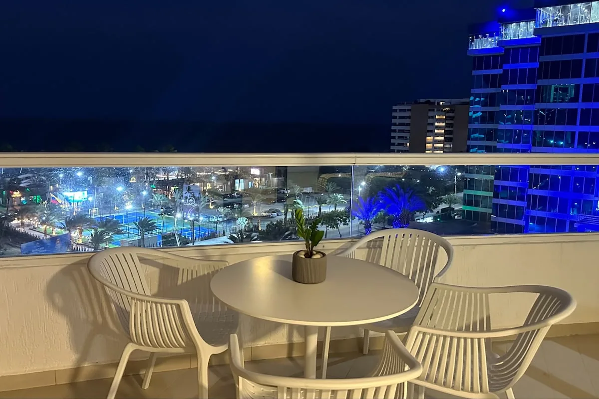 Balcón de noche con la costa iluminada de Pampatar, Isla de Margarita