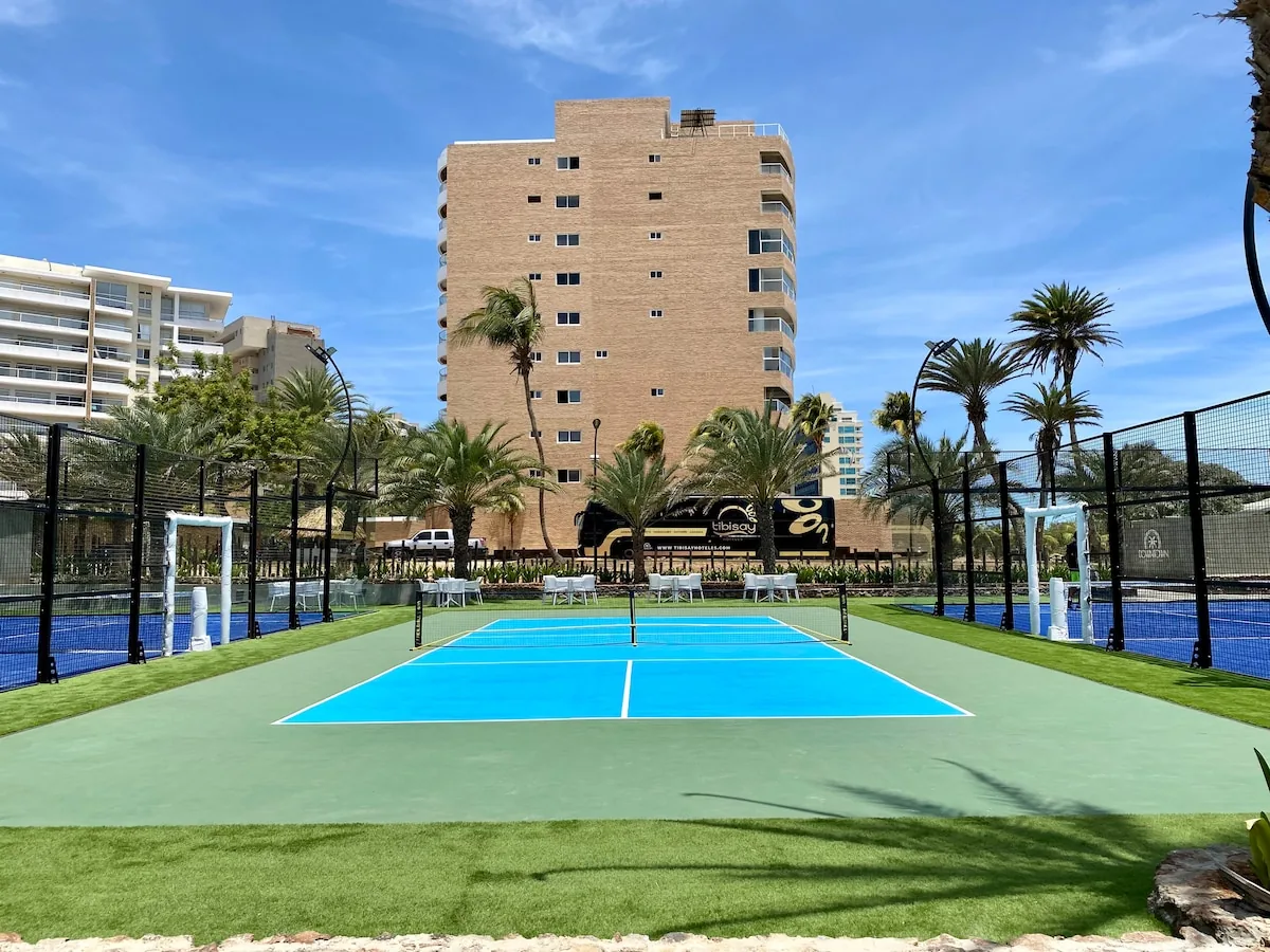 Cancha de pádel junto a la playa en Pampatar