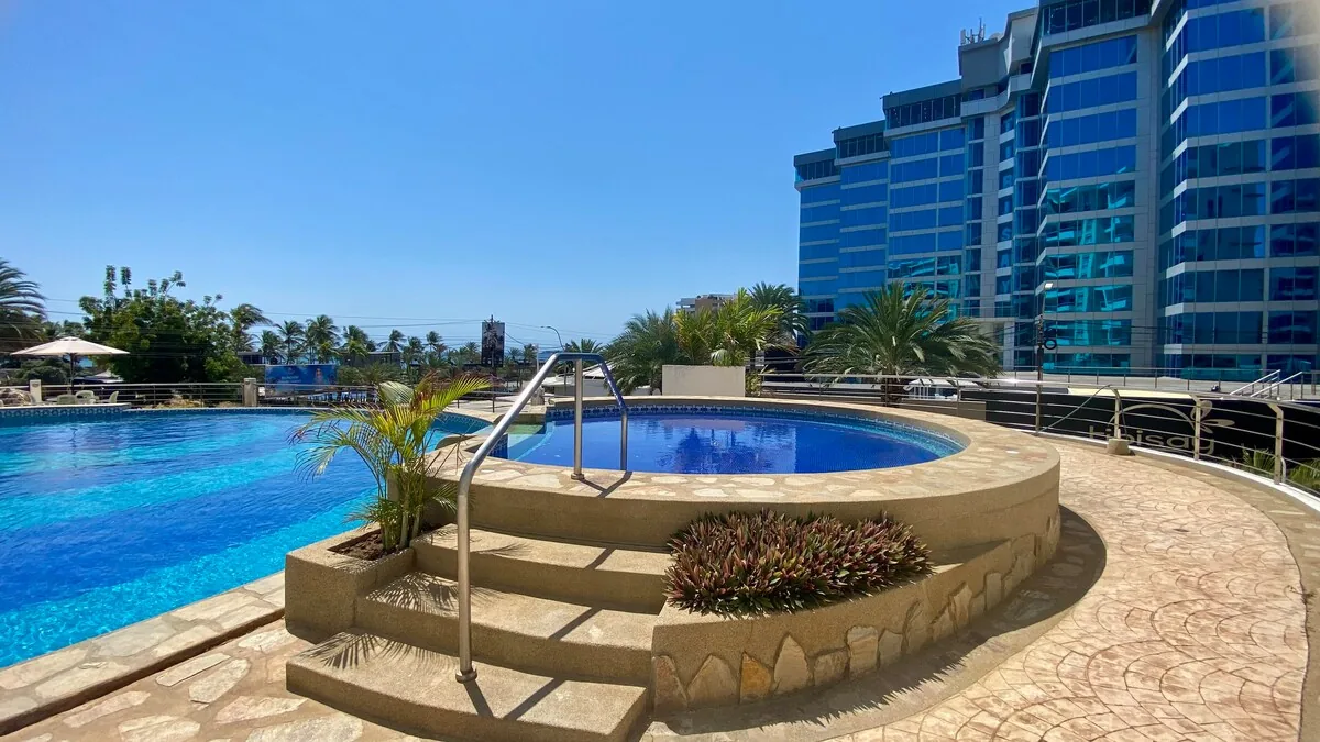 Jacuzzi del residencial junto a la piscina en Pampatar