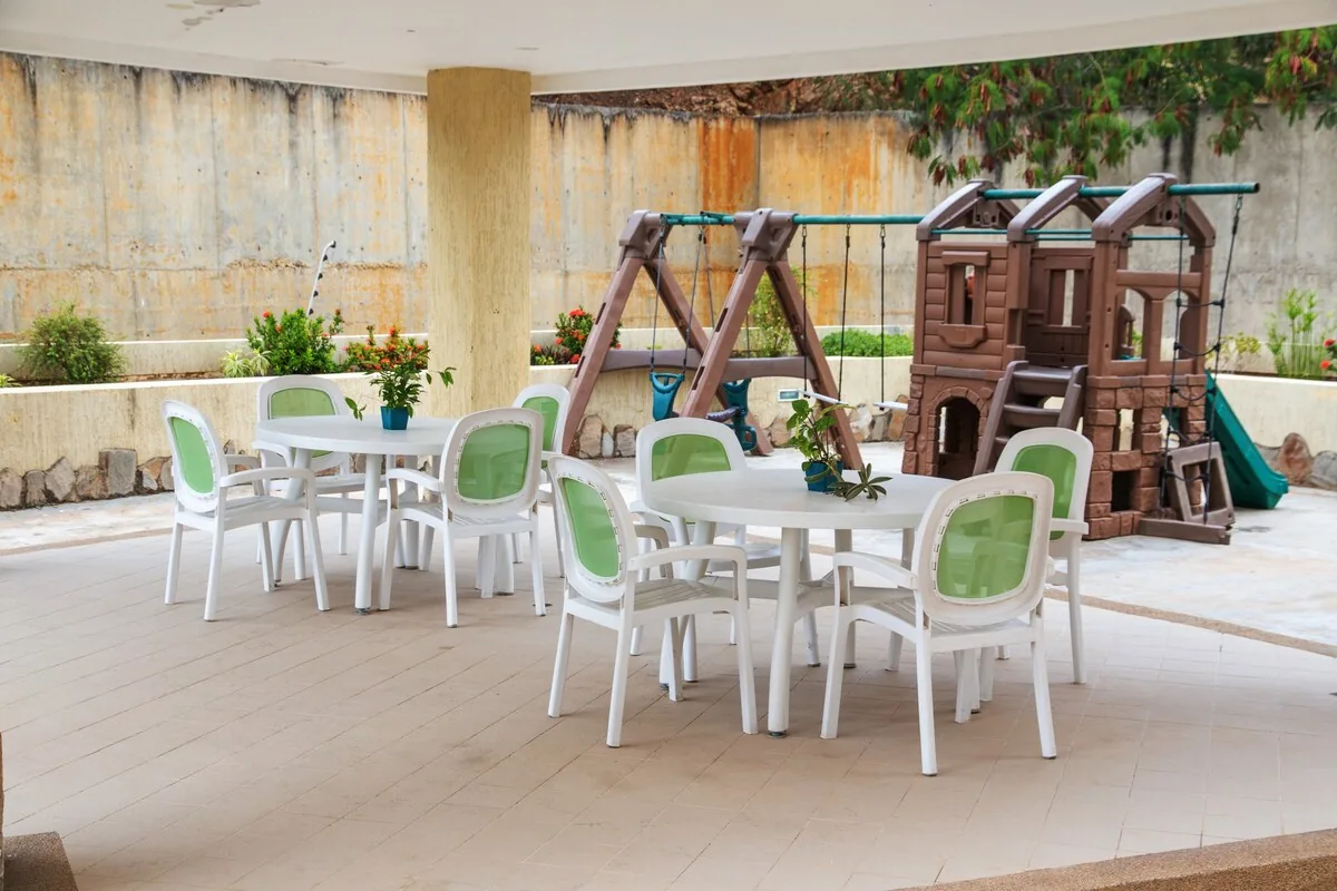 Parque infantil y comedor exterior del residencial en Pampatar