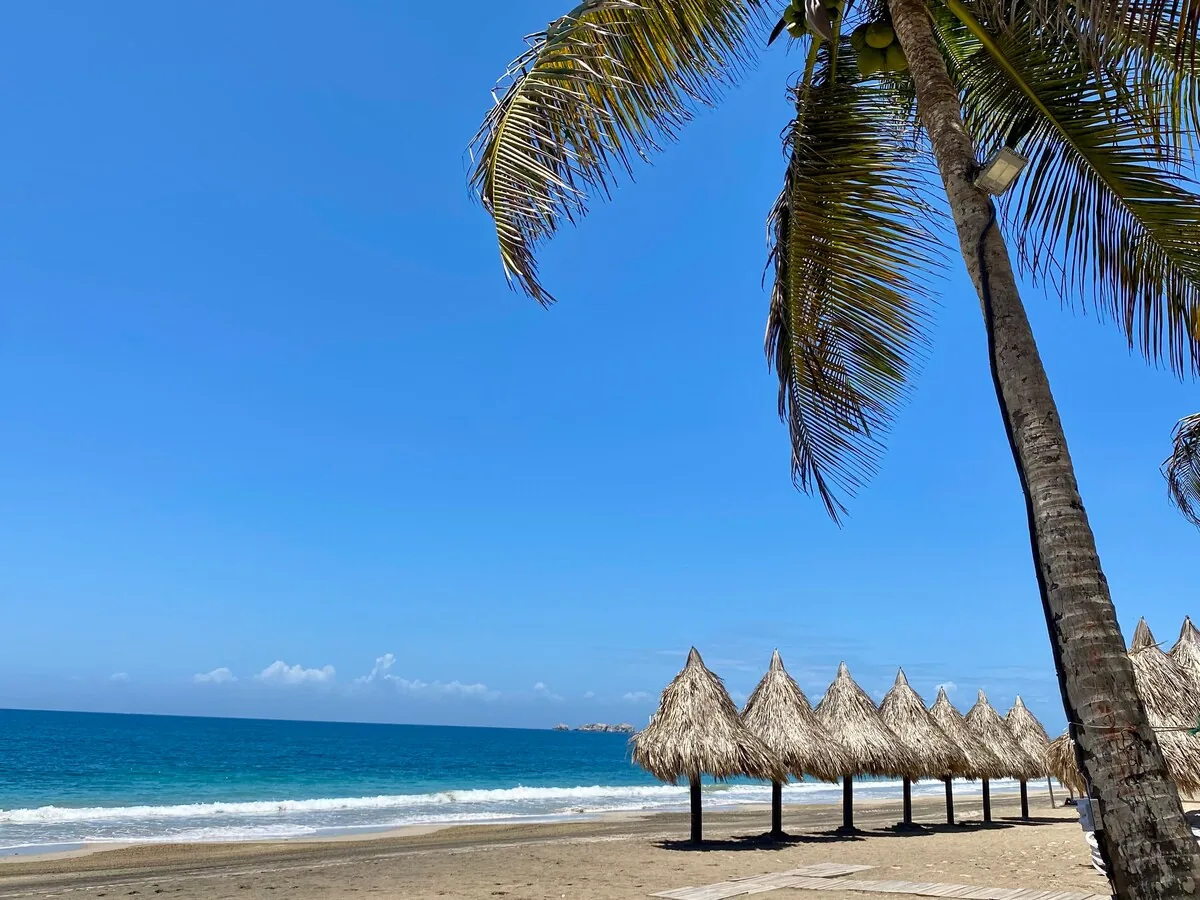 Playa con palapas y mar turquesa en Isla de Margarita