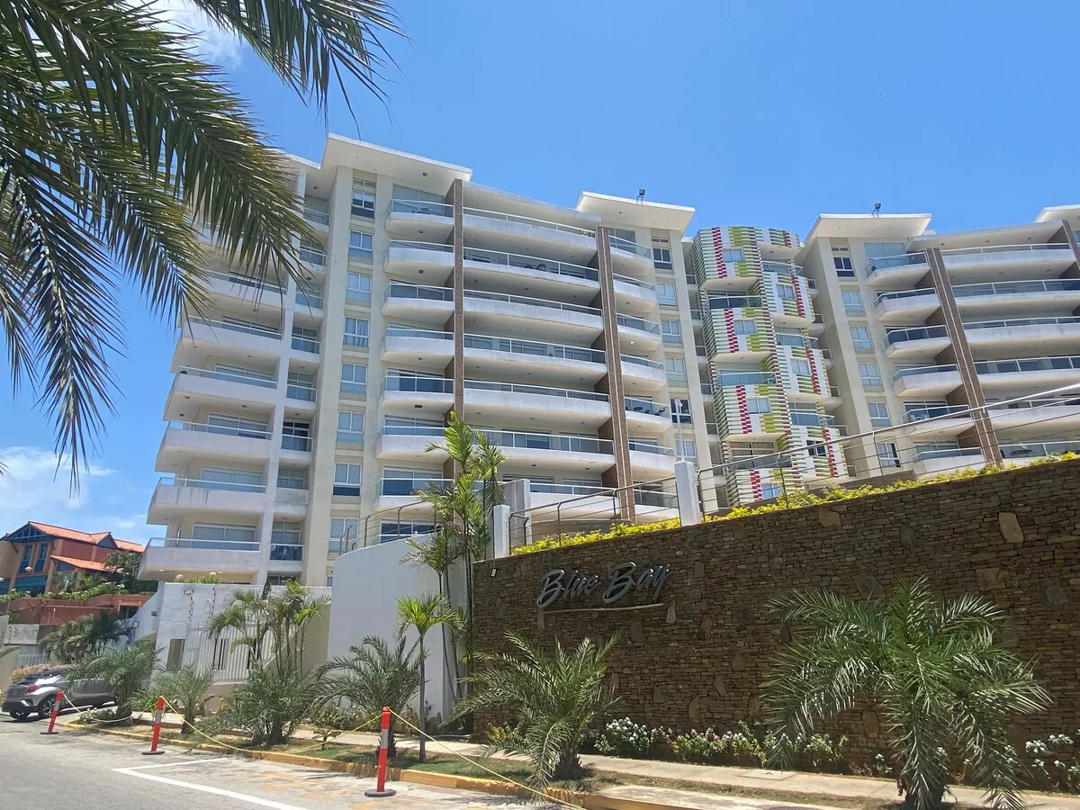 Edificio del residencial frente al mar en Pampatar, Isla de Margarita