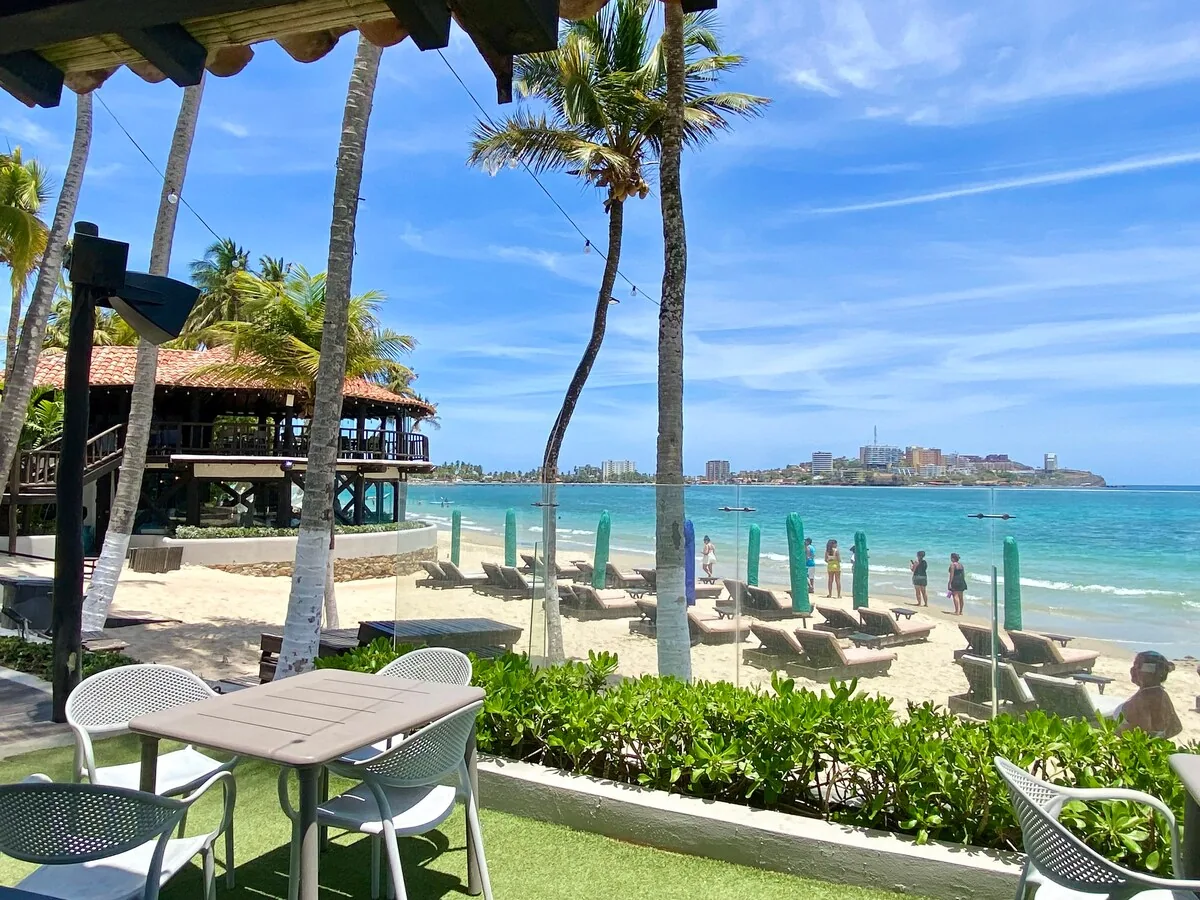 Restaurante con mesas frente al mar en Isla de Margarita