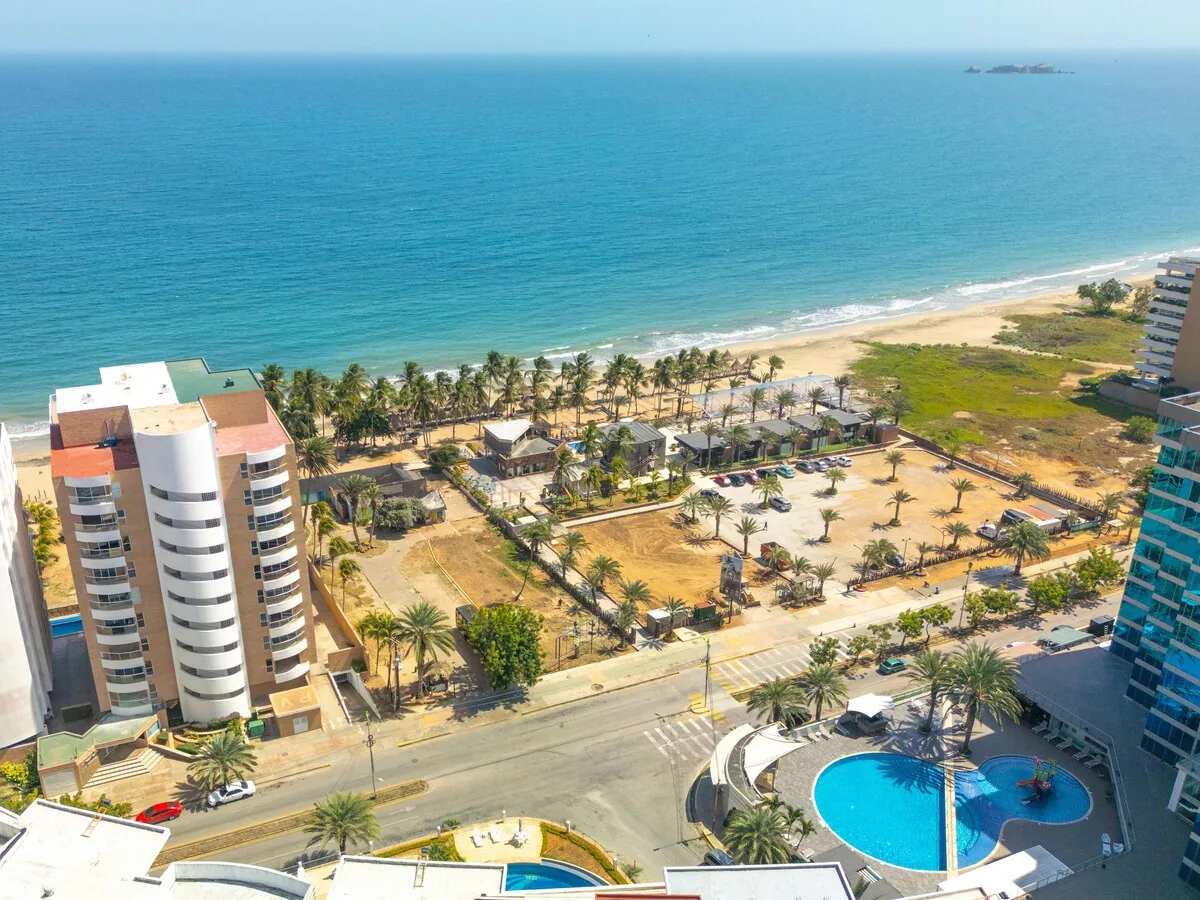 Vista aérea de la playa y el edificio en Pampatar